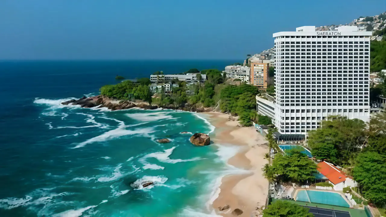 Widok na budynek Sheraton Grand Rio oraz plażę