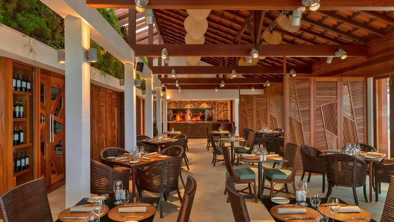 Elegancka restauracja w Sheraton Grand Rio z drewnianym sufitem