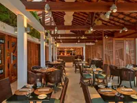 Elegancka restauracja w Sheraton Grand Rio z drewnianym sufitem