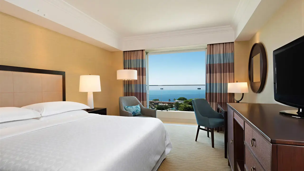 Sypialnia z widokiem na morze w Sheraton Grand Rio