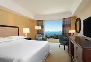Sypialnia z widokiem na morze w Sheraton Grand Rio