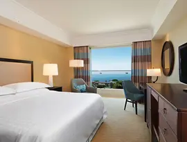 Sypialnia z widokiem na morze w Sheraton Grand Rio