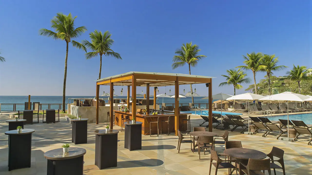 Bar zewnętrzny w Sheraton Grand Rio z widokiem na morze
