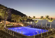 Oświetlony basen w Sheraton Grand Rio przy samym morzu