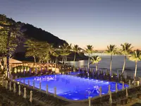 Oświetlony basen w Sheraton Grand Rio przy samym morzu