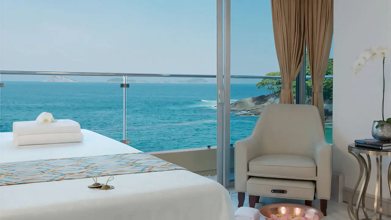 Jasny pokój z widokiem na morze w Sheraton Grand Rio