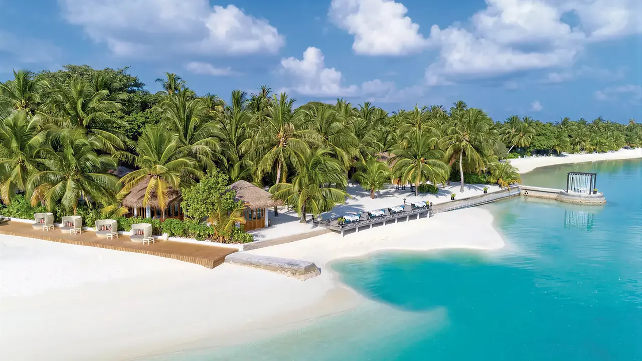 Widok na kompleks Sheraton Maldives Full Moon Resort & Spa przy białej plaży