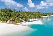 Widok na kompleks Sheraton Maldives Full Moon Resort & Spa przy białej plaży