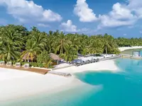 Widok na kompleks Sheraton Maldives Full Moon Resort & Spa przy białej plaży