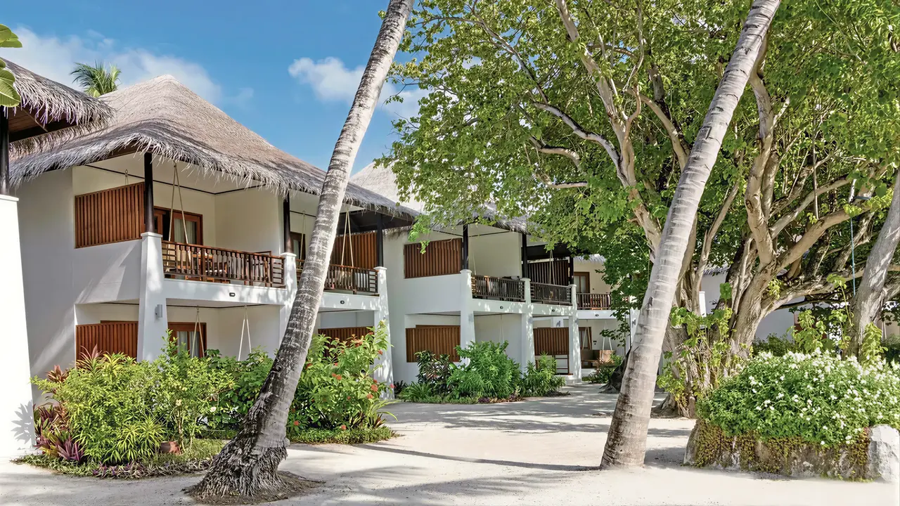 Budynki i teren zewnętrzny obiektu Sheraton Maldives Full Moon Resort & Spa