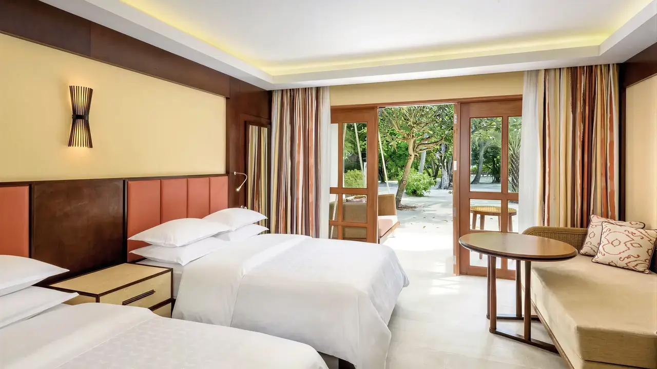 Nowoczesny pokój z łóżkami w Sheraton Maldives Full Moon Resort & Spa