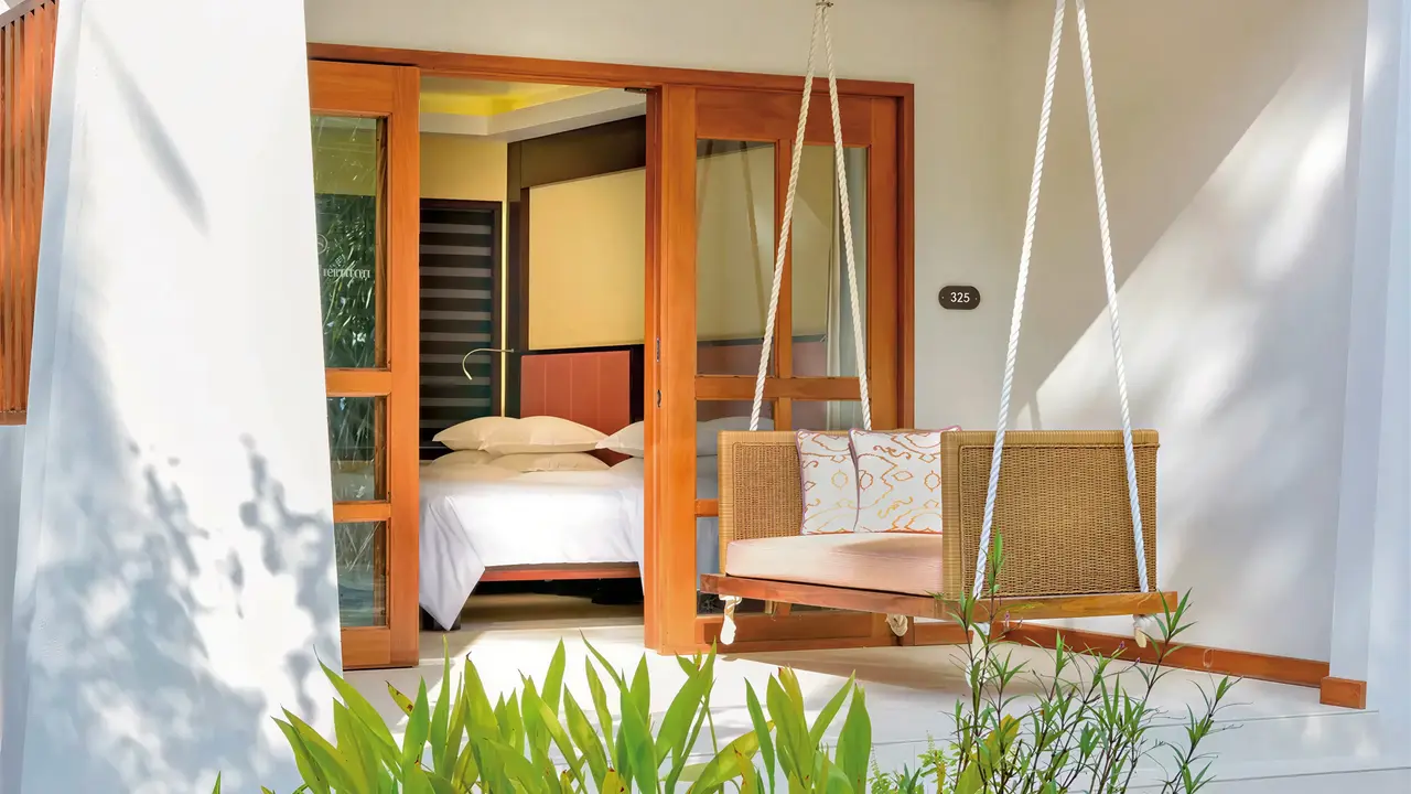 Taras z huśtawką przy pokoju w Sheraton Maldives Full Moon Resort & Spa