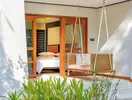 Taras z huśtawką przy pokoju w Sheraton Maldives Full Moon Resort & Spa