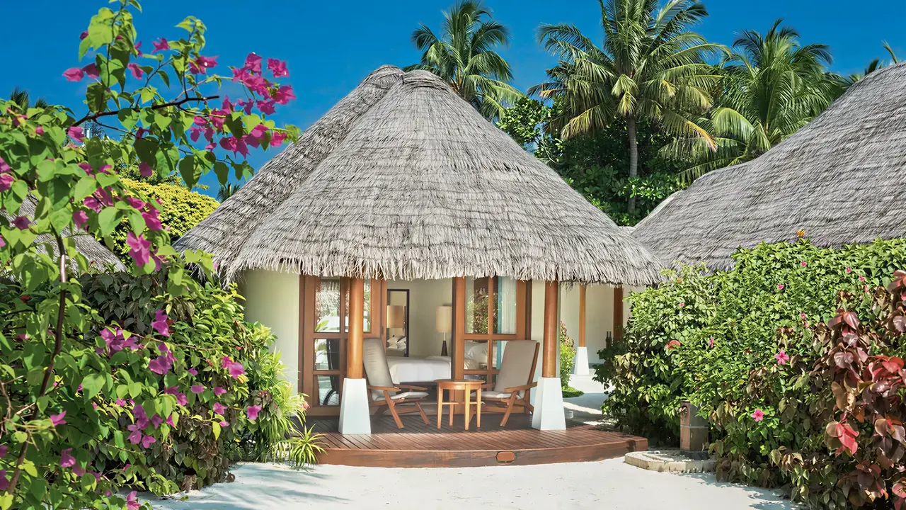 Prywatny taras z widokiem w Sheraton Maldives Full Moon Resort & Spa