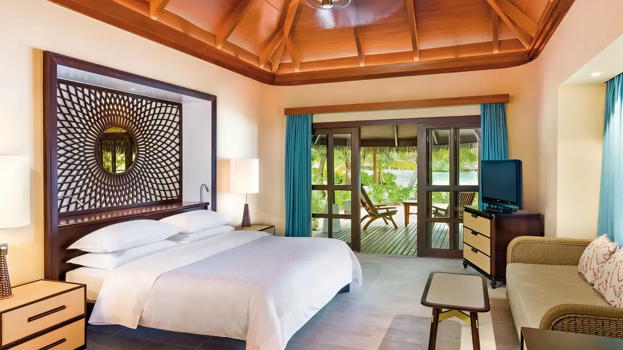 Sypialnia w hotelu Sheraton Maldives Full Moon Resort & Spa z widokiem na taras