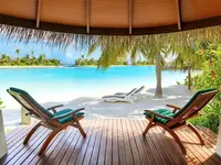 Leżaki na plaży w Sheraton Maldives Full Moon Resort & Spa