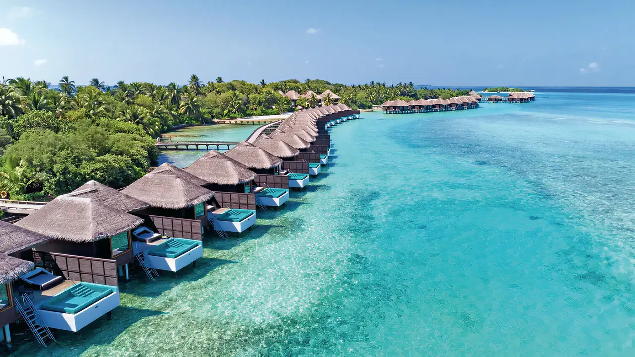 Widok na kompleks Sheraton Maldives Full Moon Resort & Spa nad turkusową wodą