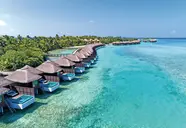 Widok na kompleks Sheraton Maldives Full Moon Resort & Spa nad turkusową wodą