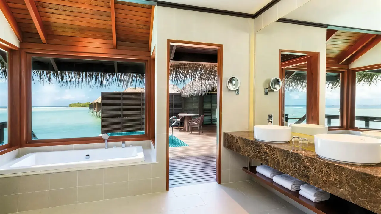 Nowoczesna łazienka w Sheraton Maldives Full Moon Resort & Spa z widokiem na morze