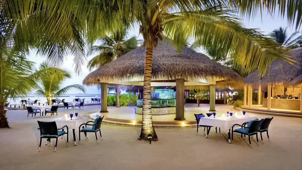 Restauracja pod strzechą w Sheraton Maldives Full Moon Resort & Spa na plaży