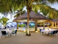 Restauracja pod strzechą w Sheraton Maldives Full Moon Resort & Spa na plaży