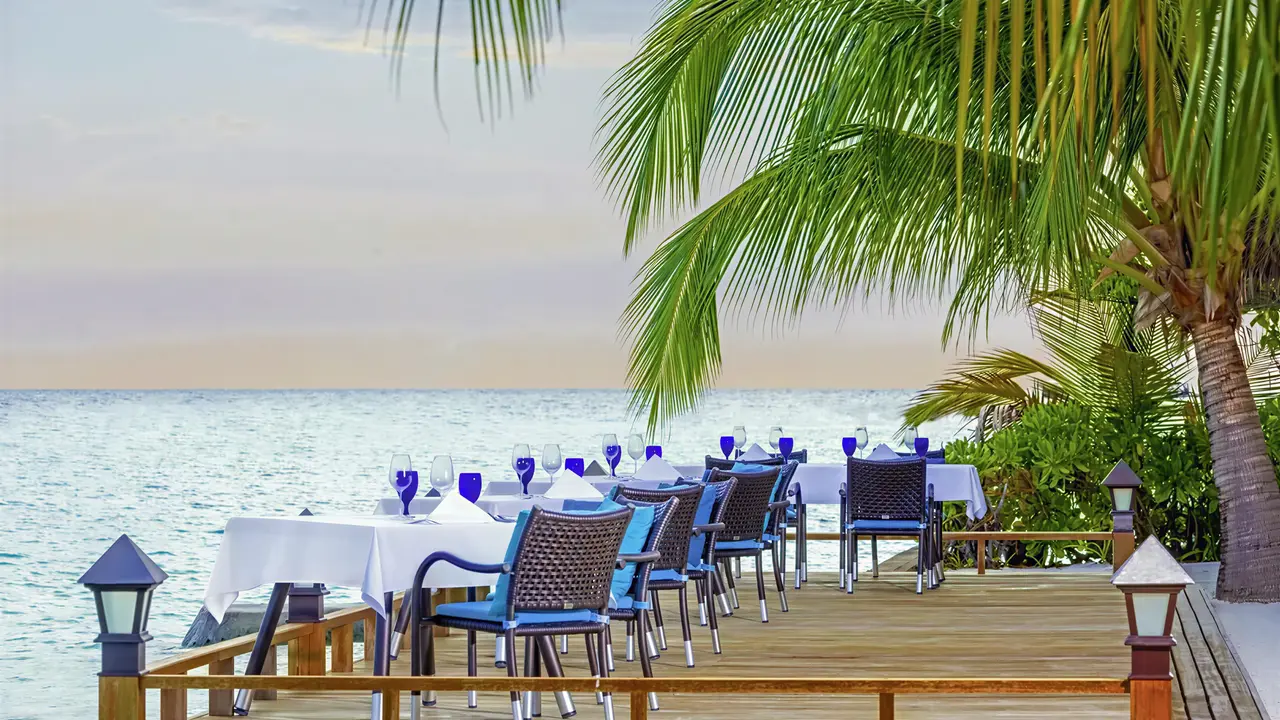 Restauracja na tarasie nad morzem w Sheraton Maldives Full Moon Resort & Spa
