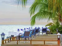 Restauracja na tarasie nad morzem w Sheraton Maldives Full Moon Resort & Spa
