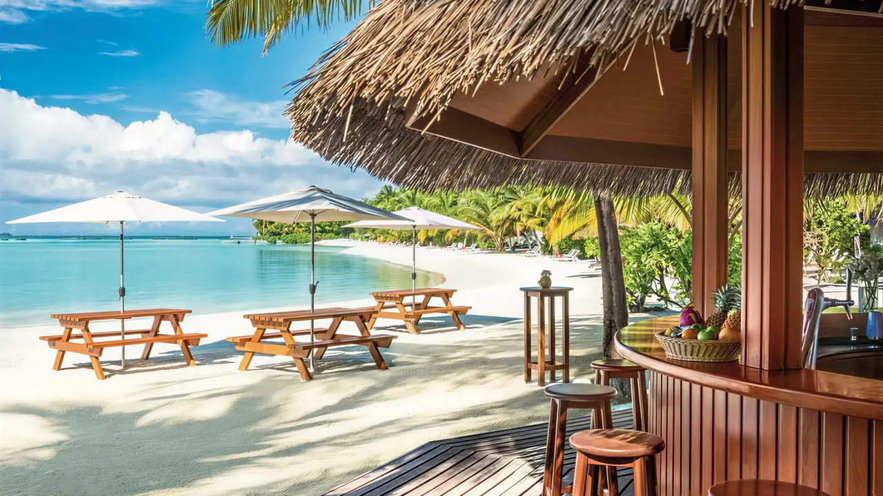 Bar na plaży w Sheraton Maldives Full Moon Resort & Spa