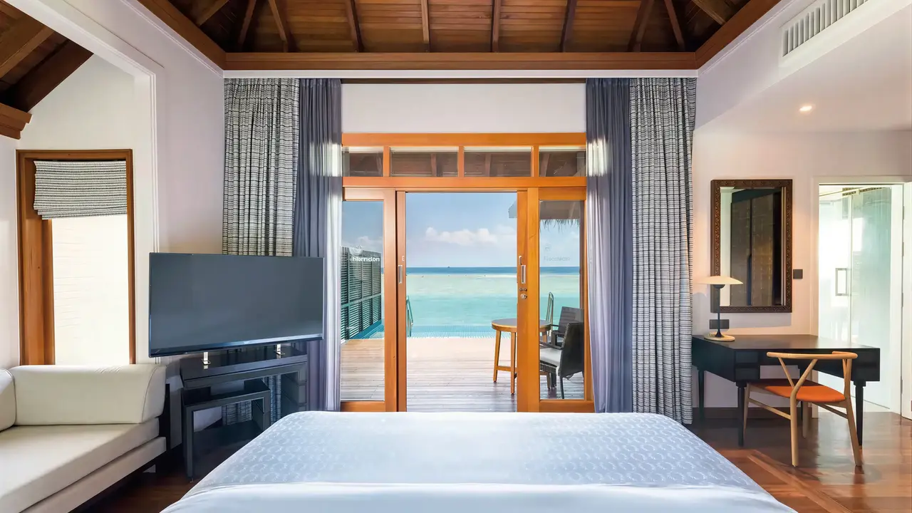 Nowoczesny pokój z widokiem w Sheraton Maldives Full Moon Resort & Spa