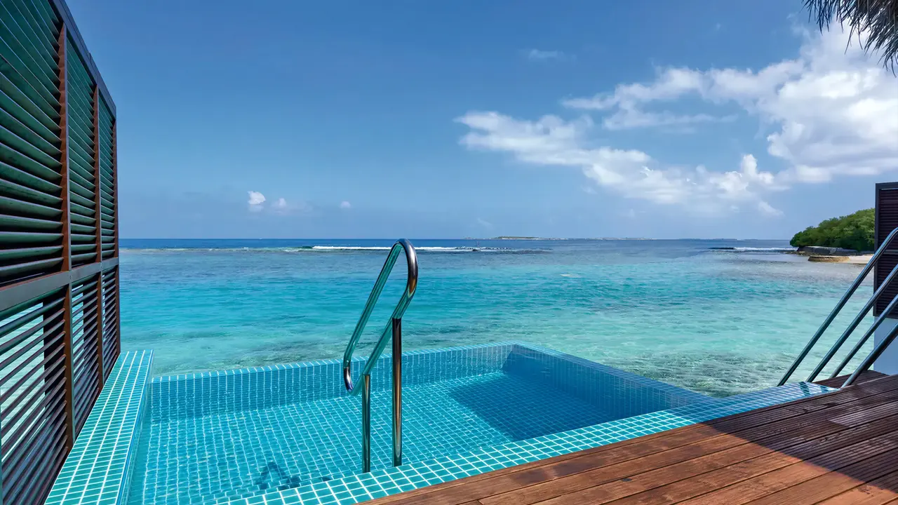 Prywatny basen w Sheraton Maldives Full Moon Resort & Spa z widokiem na morze