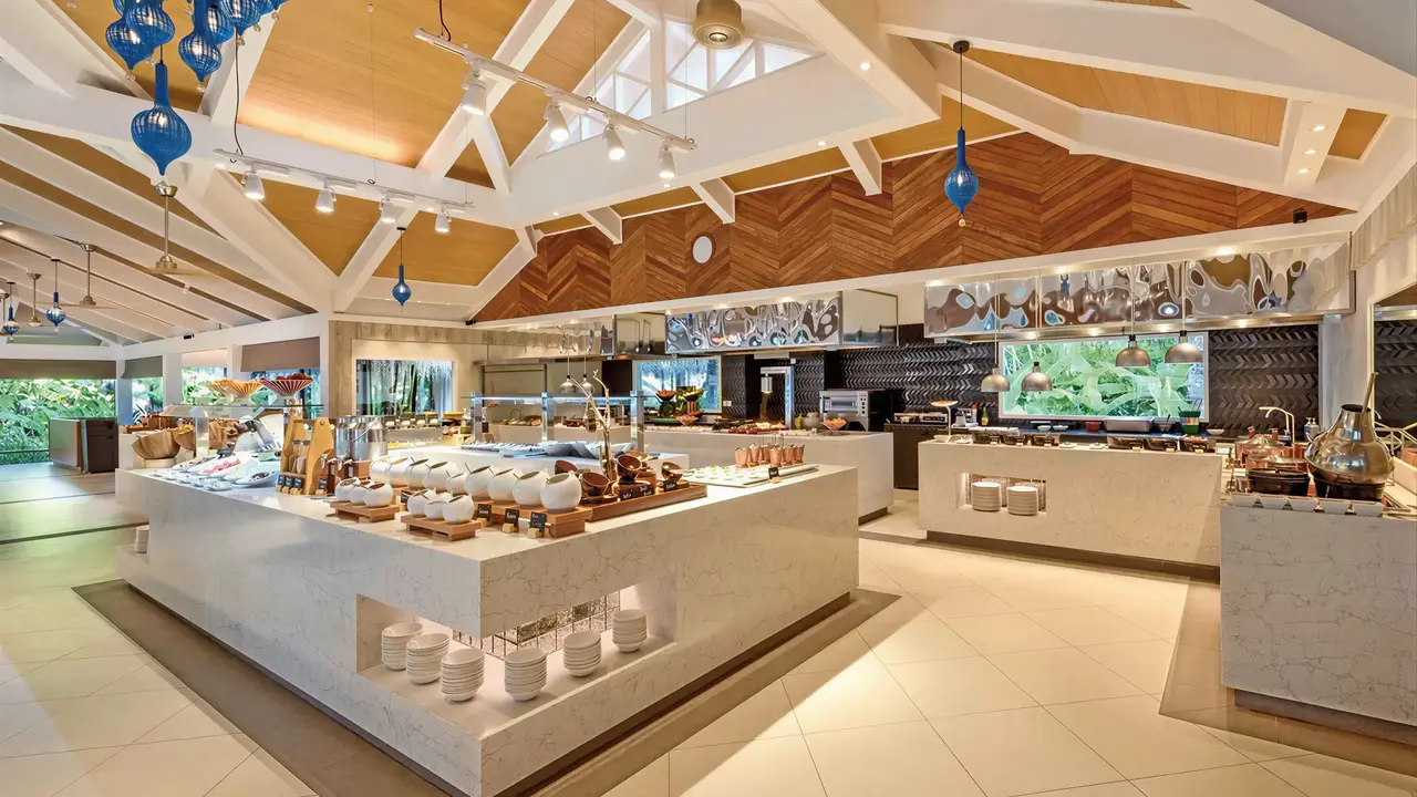 Bufet z jedzeniem w Sheraton Maldives Full Moon Resort & Spa