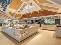 Bufet z jedzeniem w Sheraton Maldives Full Moon Resort & Spa