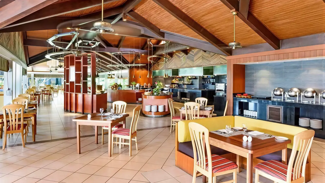 Restauracja w Sheraton Maldives Full Moon Resort & Spa z drewnianym sufitem