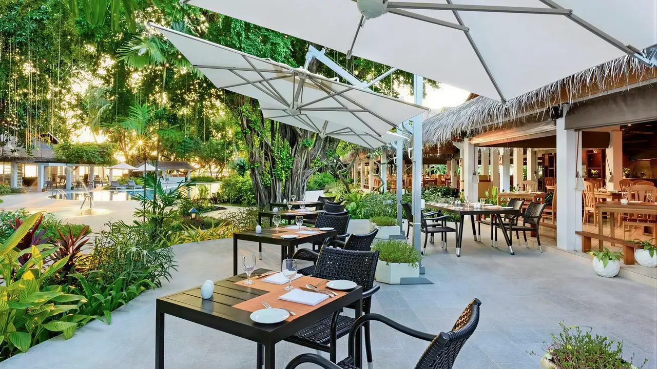 Restauracja na świeżym powietrzu w Sheraton Maldives Full Moon Resort & Spa