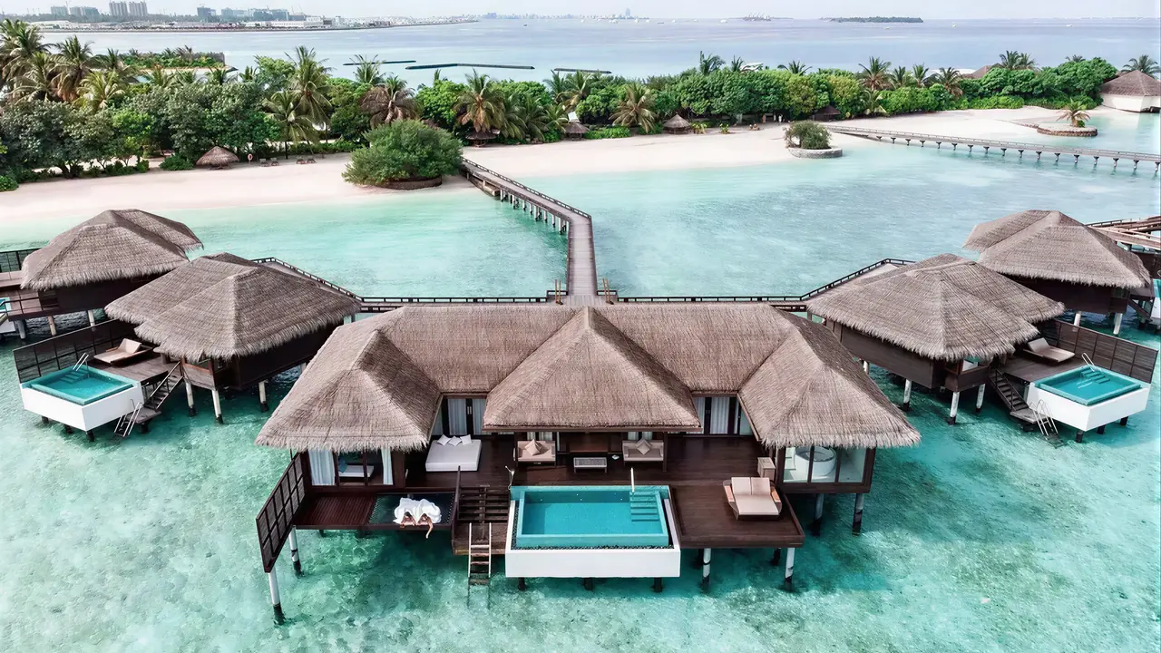 Widok na kompleks willi w Sheraton Maldives Full Moon Resort & Spa