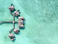 Widok z góry na kompleks Sheraton Maldives Full Moon Resort & Spa