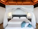 Sypialnia z dużym łóżkiem w Sheraton Maldives Full Moon Resort & Spa