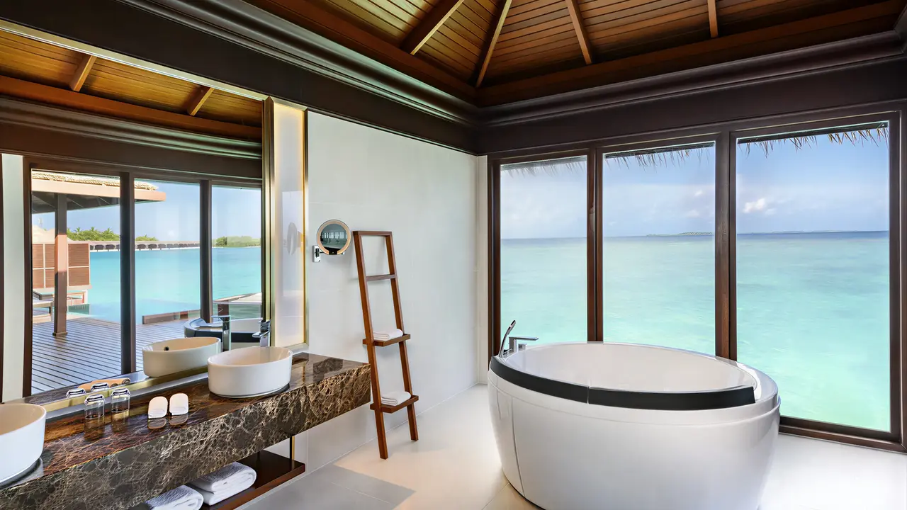 Nowoczesna łazienka w Sheraton Maldives Full Moon Resort & Spa z widokiem na morze