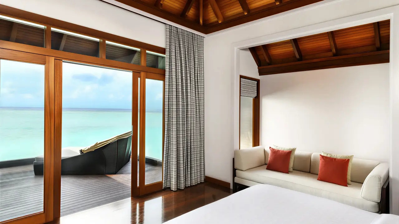 Wnętrze pokoju z widokiem w Sheraton Maldives Full Moon Resort & Spa