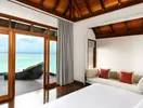 Wnętrze pokoju z widokiem w Sheraton Maldives Full Moon Resort & Spa