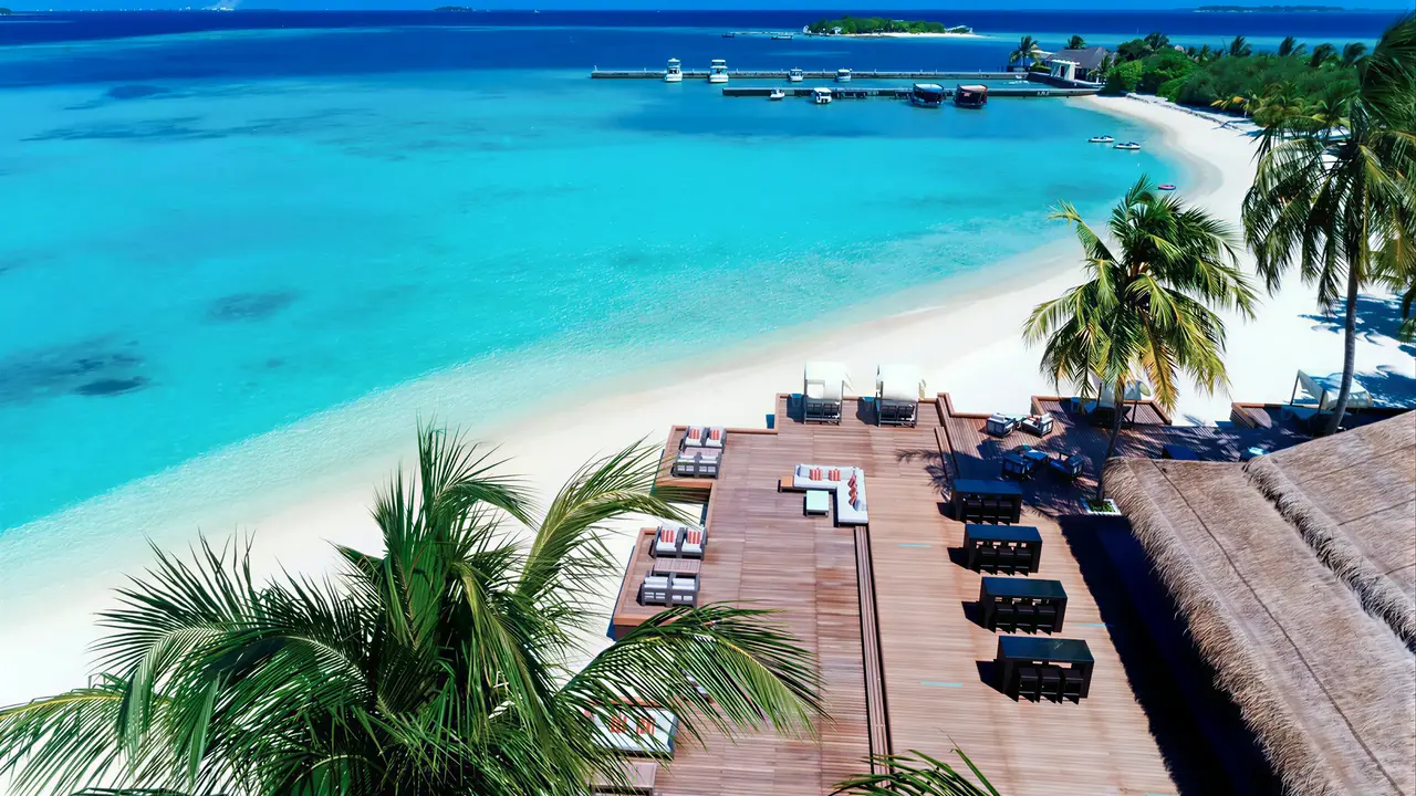 Plaża i taras wypoczynkowy w Sheraton Maldives Full Moon Resort & Spa