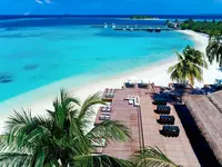 Plaża i taras wypoczynkowy w Sheraton Maldives Full Moon Resort & Spa