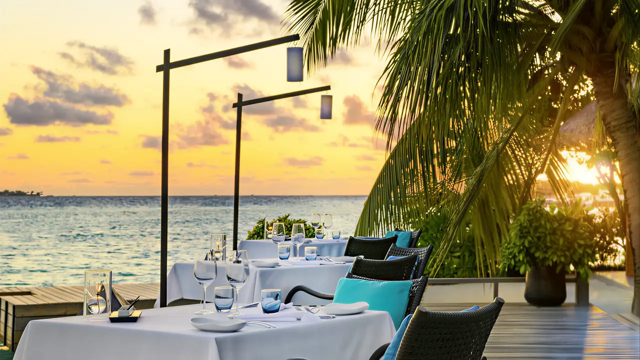 Stół restauracyjny nad morzem w Sheraton Maldives Full Moon Resort & Spa