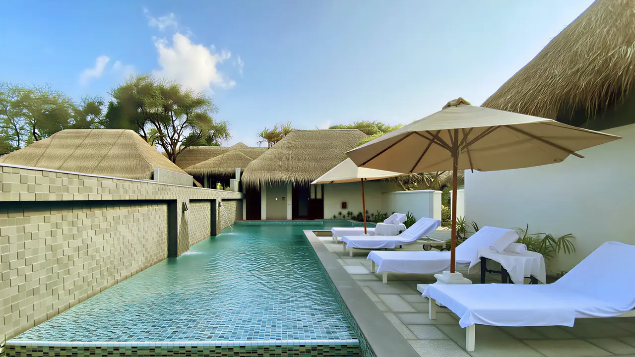 Basen z leżakami w Sheraton Maldives Full Moon Resort & Spa