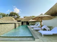 Basen z leżakami w Sheraton Maldives Full Moon Resort & Spa
