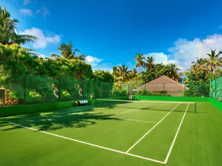 Kort tenisowy w hotelu Sheraton Maldives Full Moon Resort & Spa