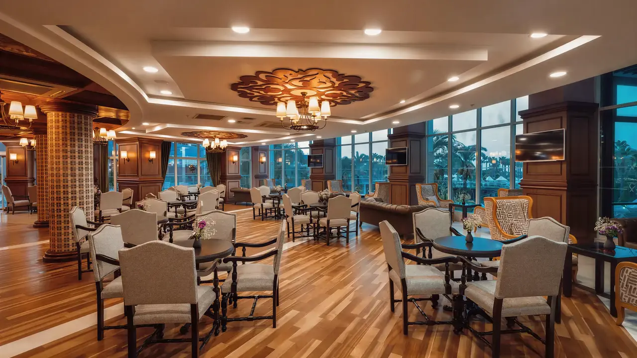Elegancki lobby w hotelu Sherwood Exclusive Lara z fotelami
