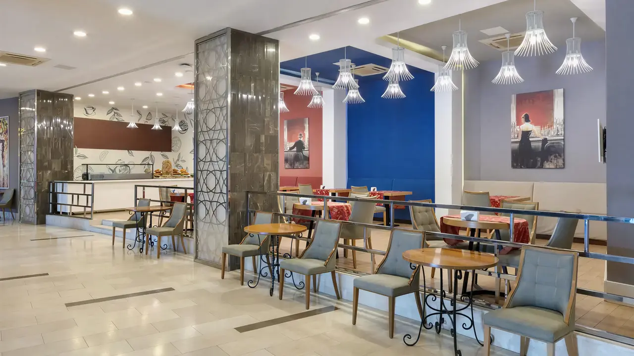 Restauracja w Sherwood Exclusive Lara z ustawionymi stolikami