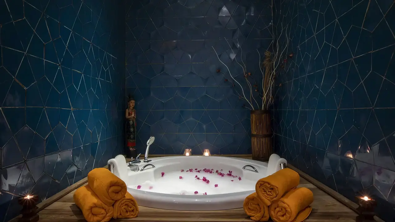Jacuzzi z płatkami róż w Sherwood Exclusive Lara