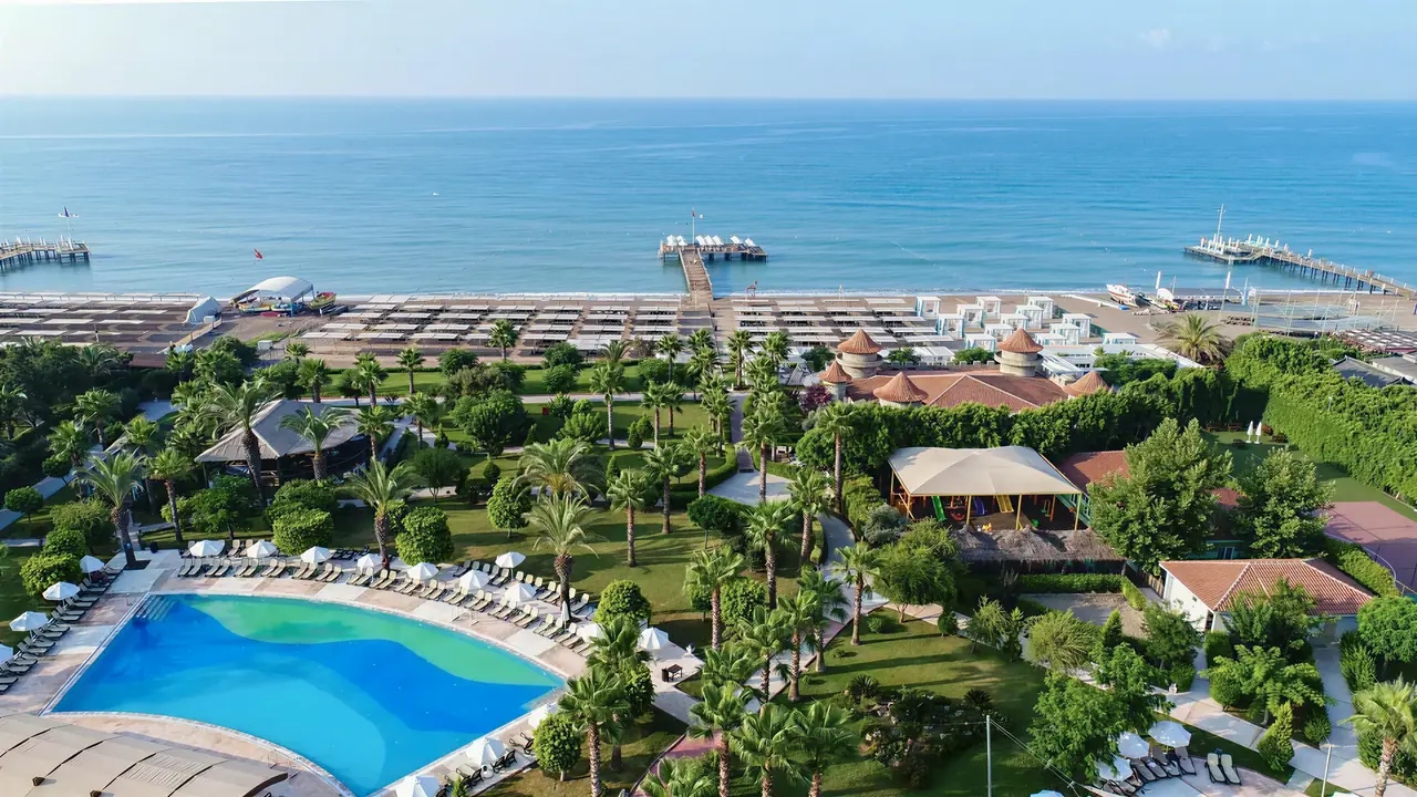 Widok na kompleks hotelowy Sherwood Exclusive Lara z basenem